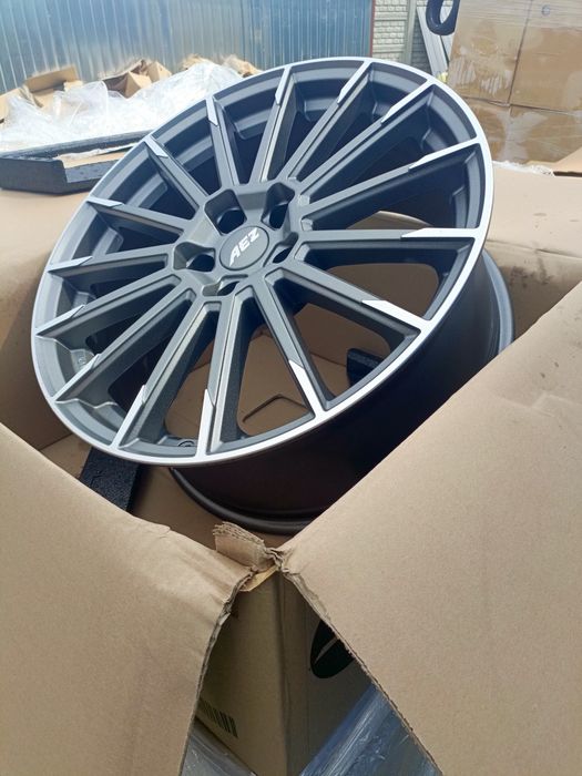 Nowe felgi aluminiowe Aez 5x114,3 et38 8,5jx19 Toyota honda
