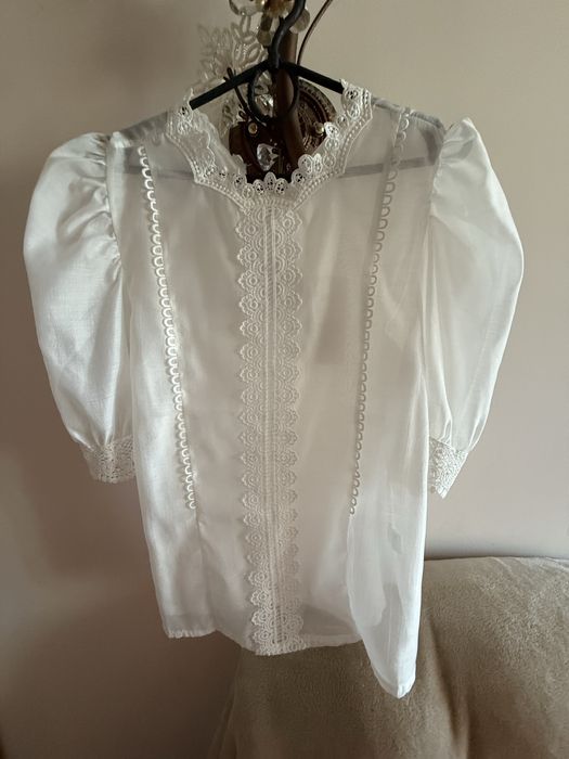 Ніжна біла блуза для стильних дівчат
