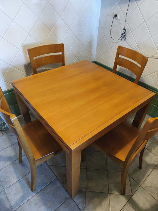 Mesa cerejeira maciça e extensível 90x90 c/ 4 cadeiras