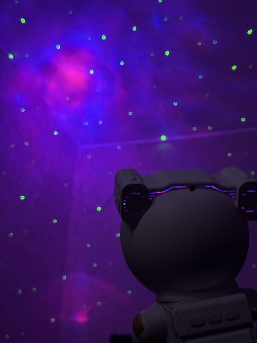 Астронавт-проектор зоряного неба