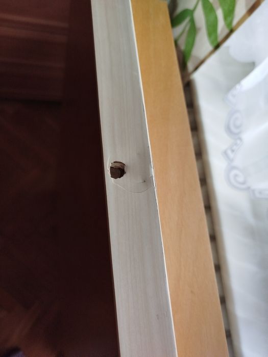 Stół IKEA. Ślady użytkowania