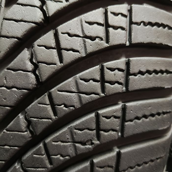 235/45/21 XL Sprzedam parę opon całorocznych Goodyear