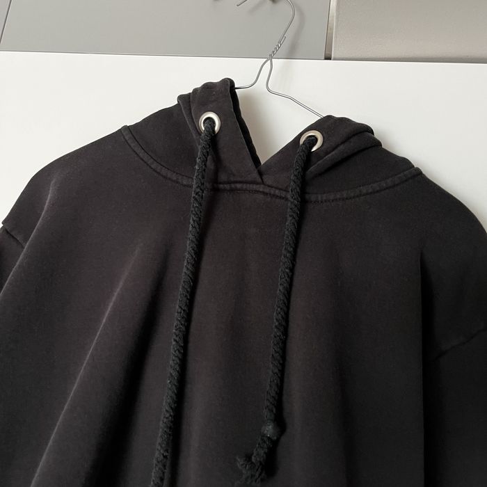 czarna zwykła bluza z kapturem kangurka