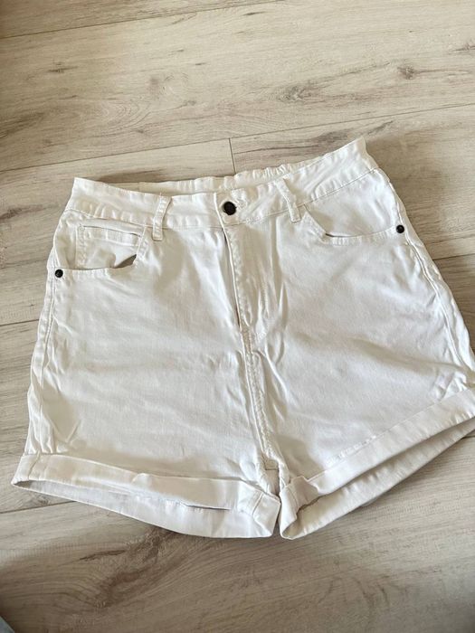 Білі джинсові шорти