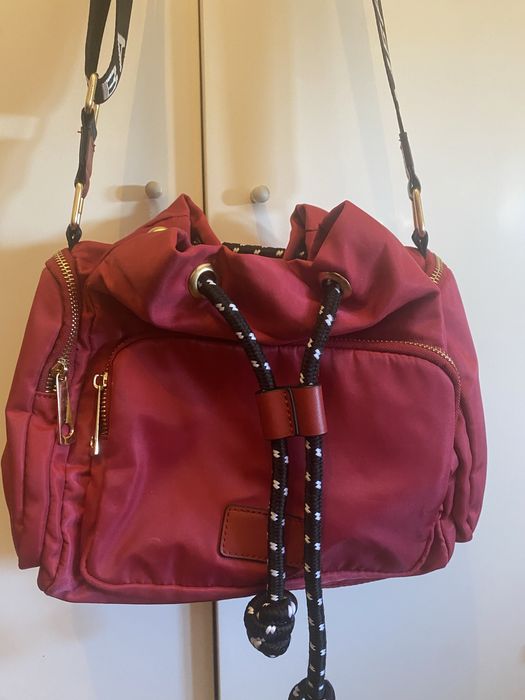 Bolsa em tom beringela