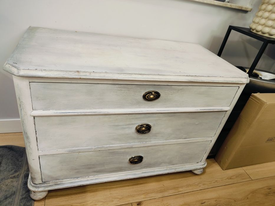 Stara odnowiona komoda