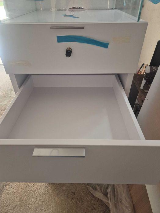 Conjunto de móveis novos.