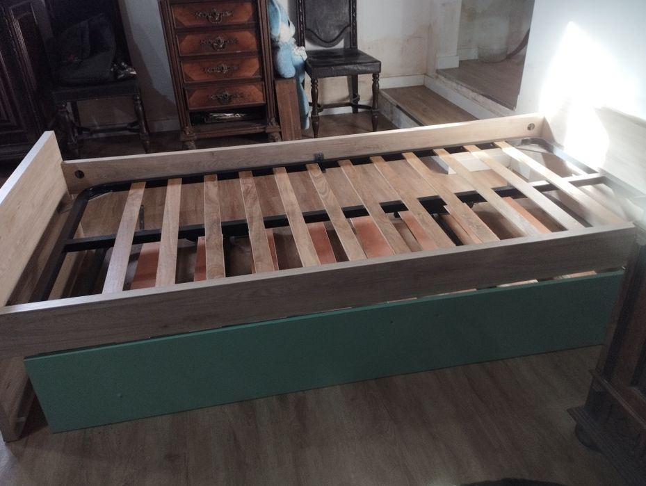 Cama solteiro como nova com  um segundo estrado