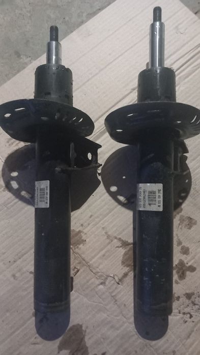 Продаються передні стійки passat b 7