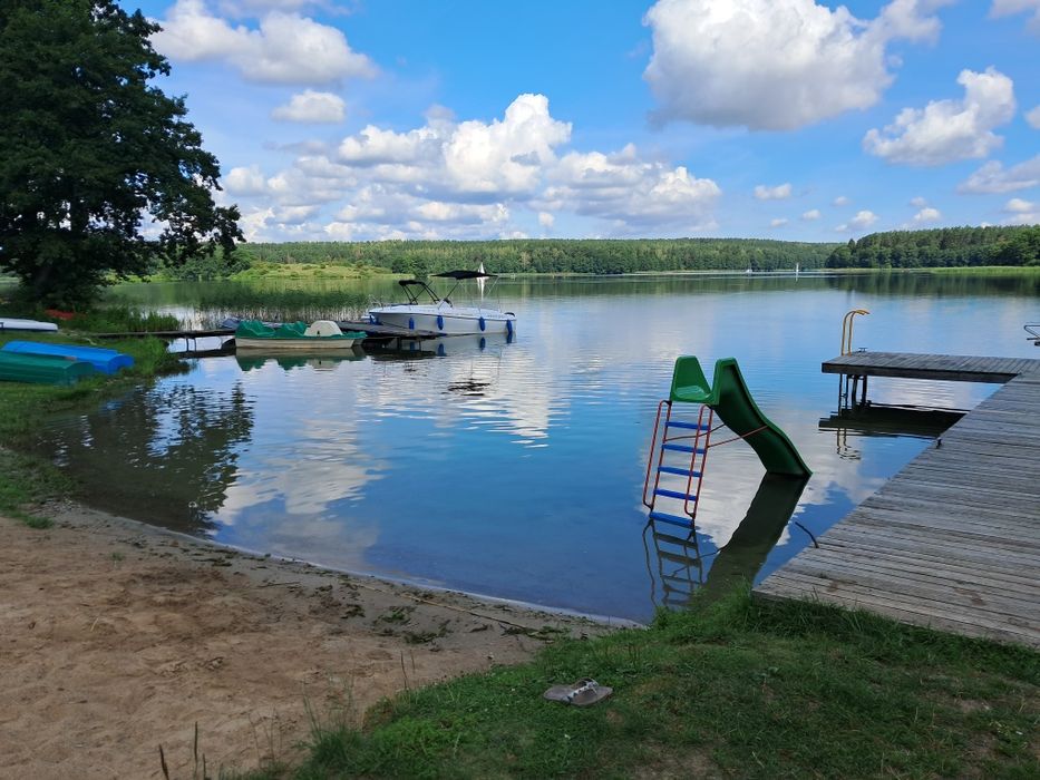 Przytulny domek z pomostami , plażą, placem zabaw