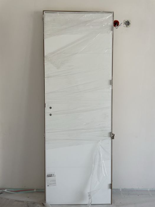 Porta maciça lacada branca LOR 70 cm esquerda com moldura