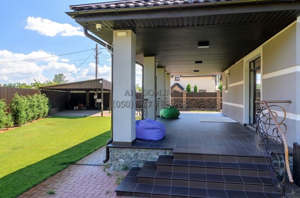 Сучасний будинок біля річки