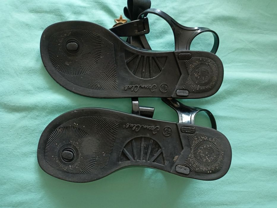 Gumowe sandały, japonki rozmiar 37, długość wkładki 24 cm.