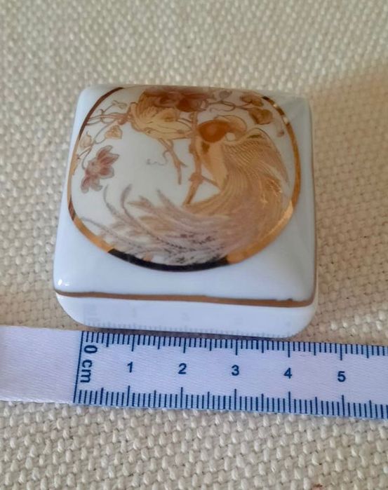 Várias peças porcelana orientais