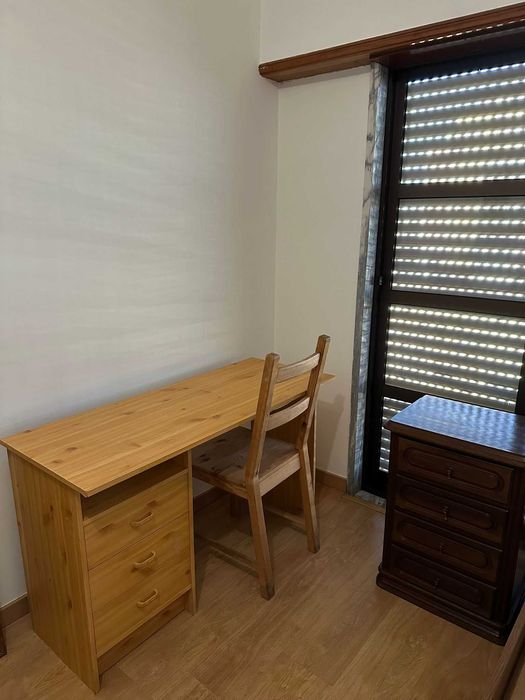 Cama + colchão + secretária + mesa de cabeceira – tudo por 120 €