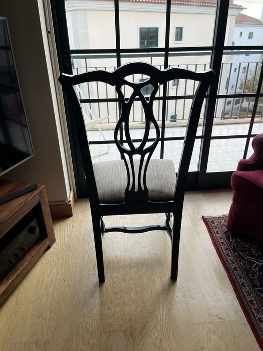 Conjunto de mesa e cadeiras estilo arte nova em preto