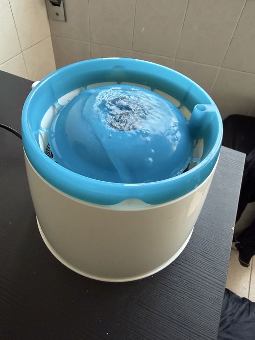 Fonte automática para gatos / cães
