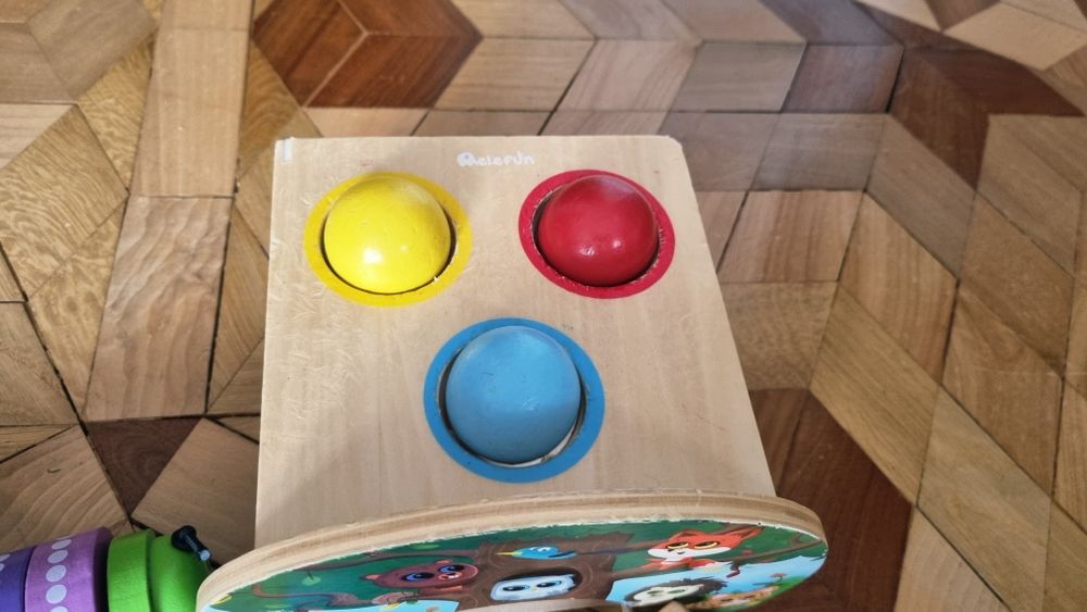 Zestaw zabawek, tablica, stół i inne