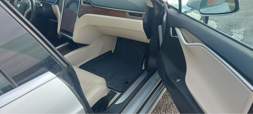 Тесла S 2017 г.