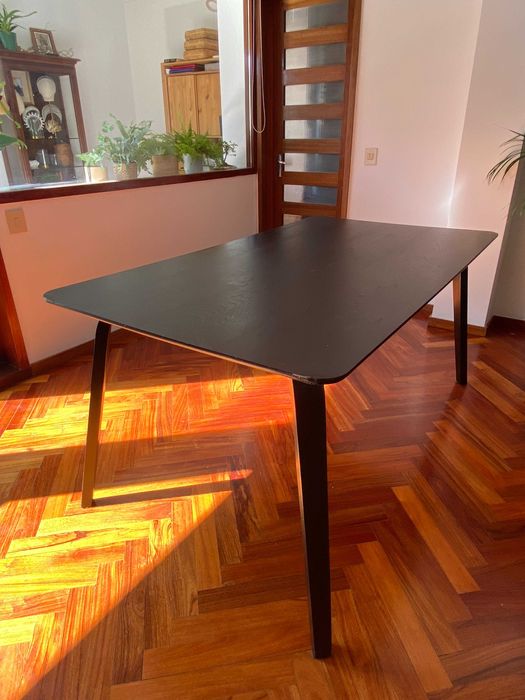 Moderna mesa de jantar com cadeiras