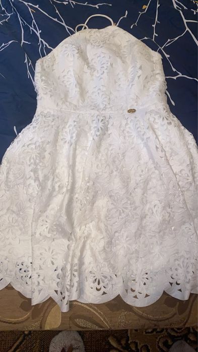 Біла сукня з вирізом на спині