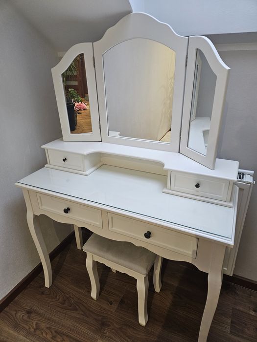 Biała toaletka z siedziskiem