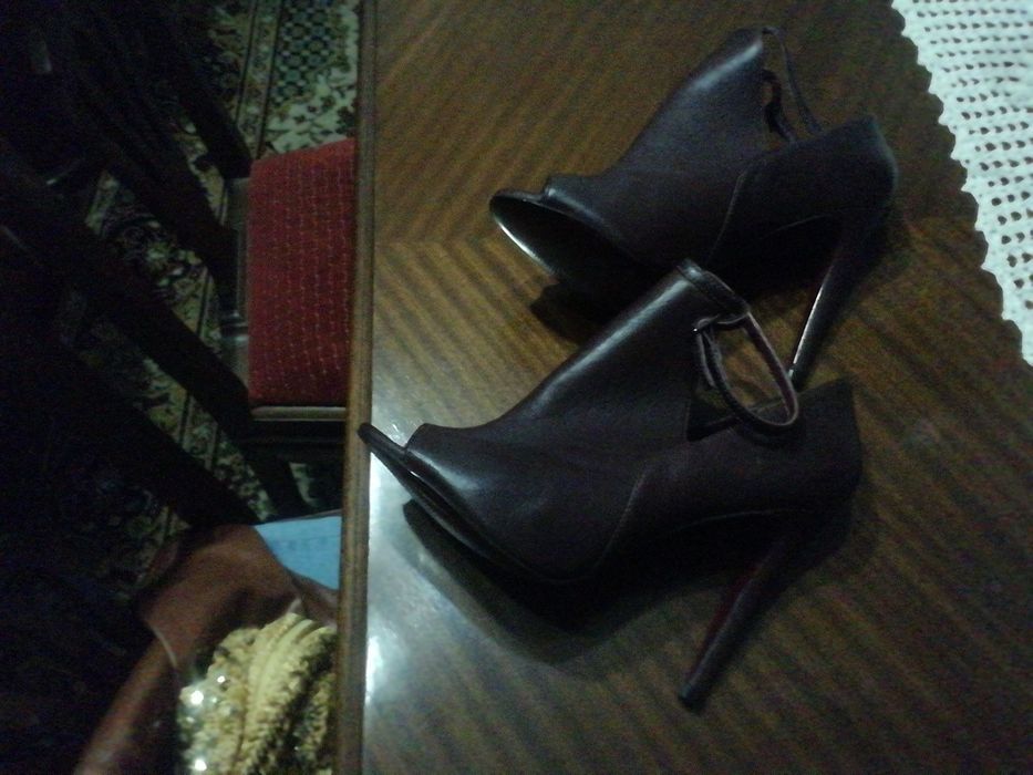 Vendo essa sandália de salto cabidal cor vinho.