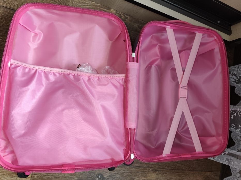 Чемодан для дівчинки