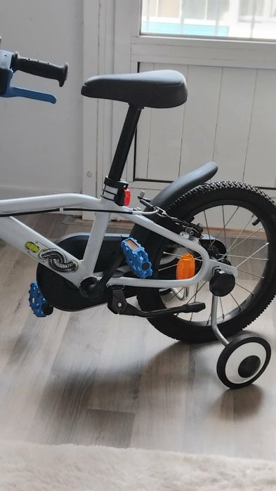 Bicicleta e trotinete de criança com proteção