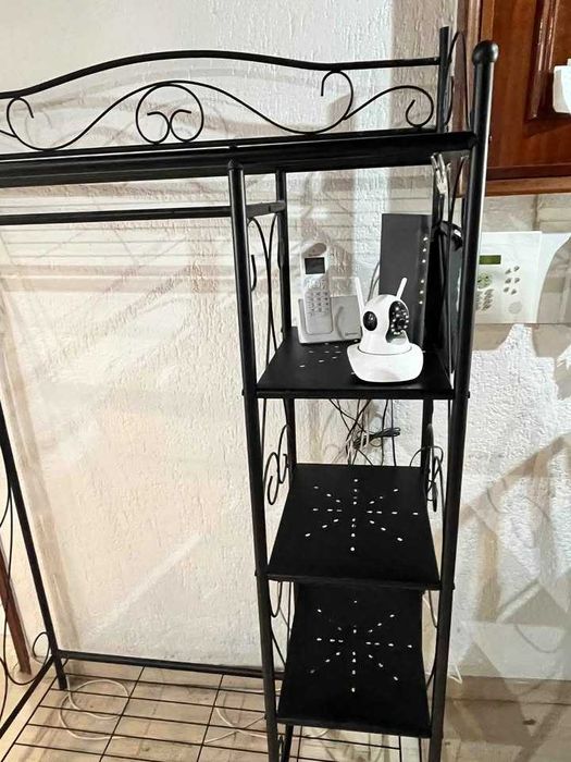 Móvel em metal com prateleiras e varão para pendurar casacos, etc.