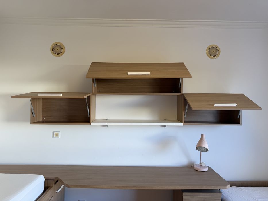 Móvel Suspenso de Parede / Prateleira com Portas Basculantes em Madeira Clara e Branco