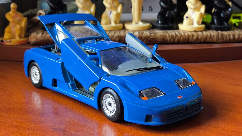 Машинка Bugatti EB110 1/24 Bburago