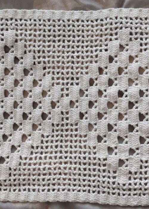 Caminho em renda feito à mão