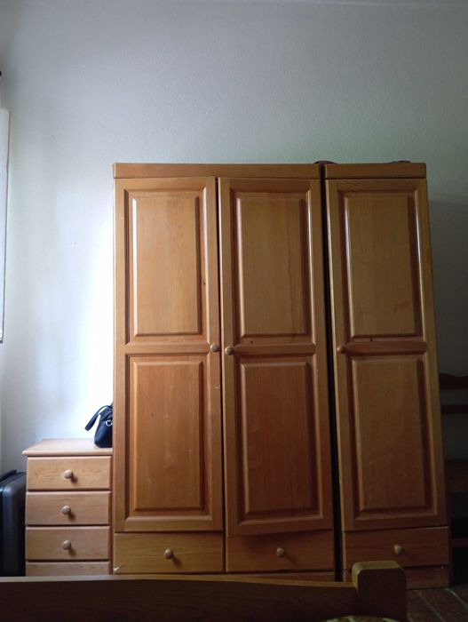 Mobilia de quarto, pinho, bom estado, cama, roupeiro, cadeira, mesa de cabeceira