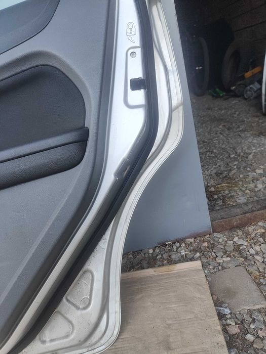 Дверь задня права форд фокус2