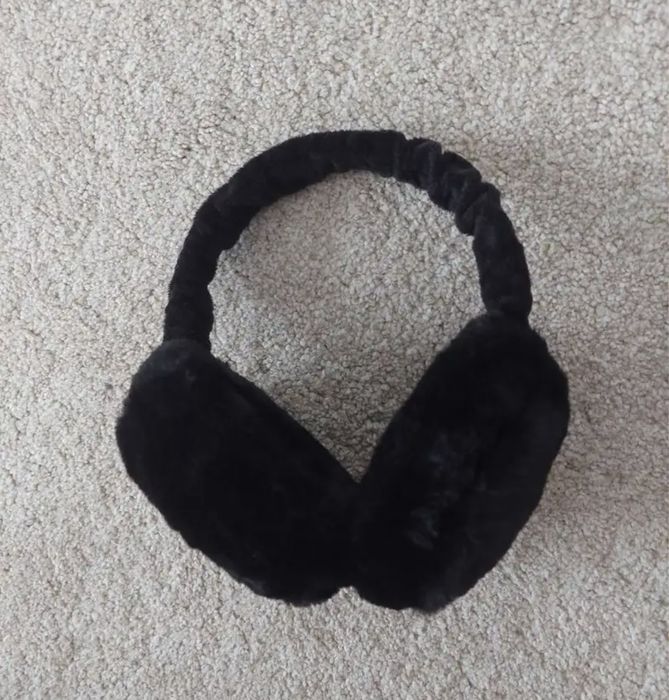 наушники пушистые черного цвета