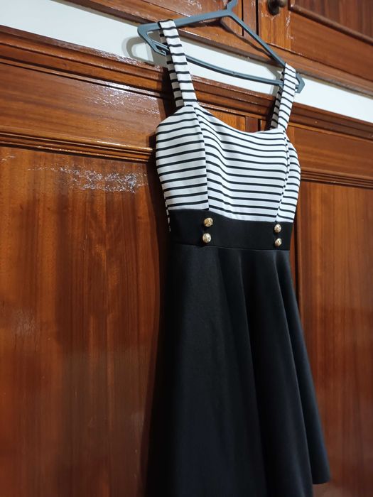 Vestido preto às riscas