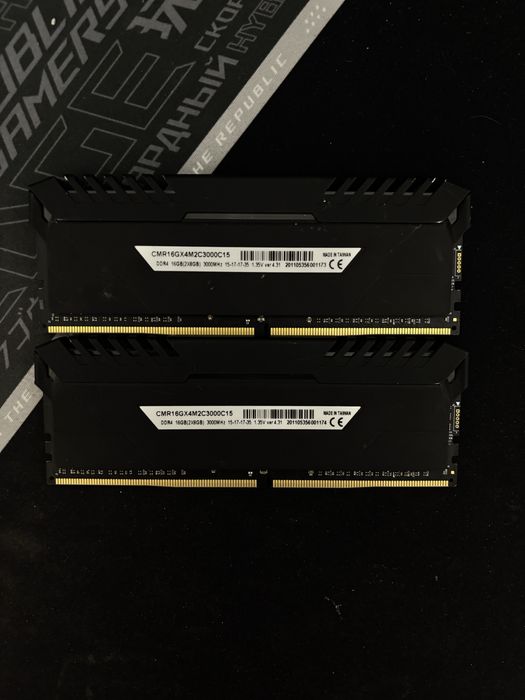 Оперативная память corsair  2 по 8 gb .