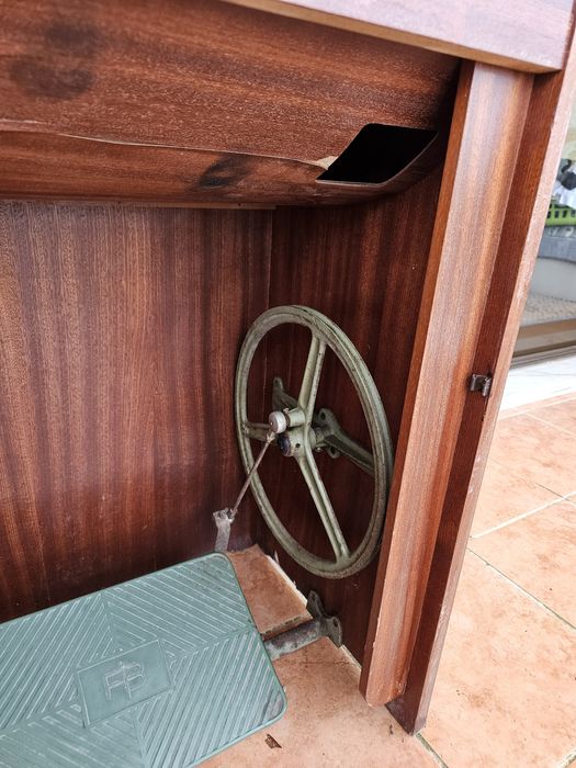 Máquina de Costura Antiga Borletti com Móvel