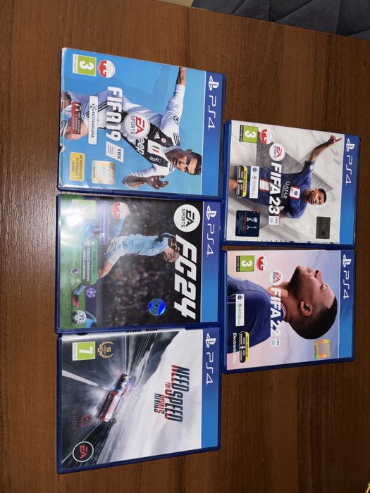 Play Station 4 plus 5 gier.