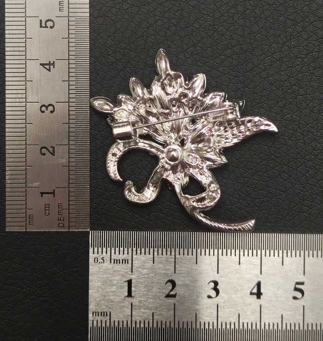 Broszka Bukiet Kwiatów z Niebieskimi i Przezroczystymi Kryształami