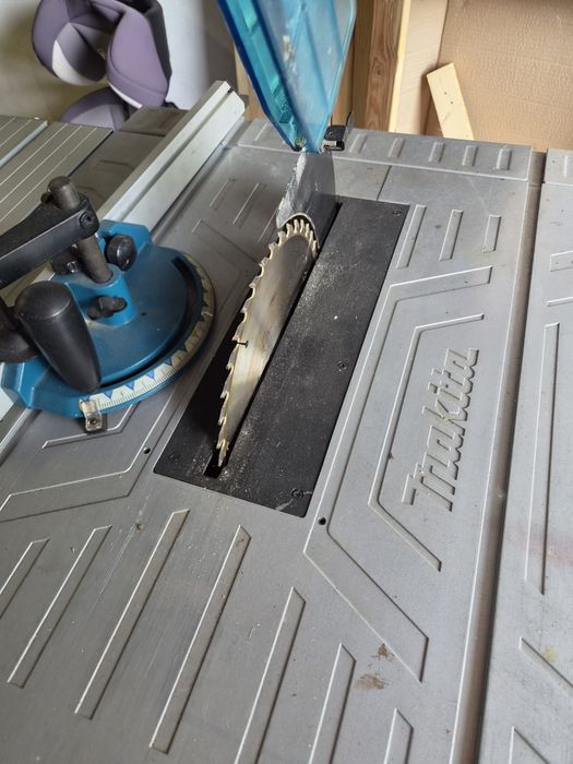 Pila Makita MLT100 ze stołem