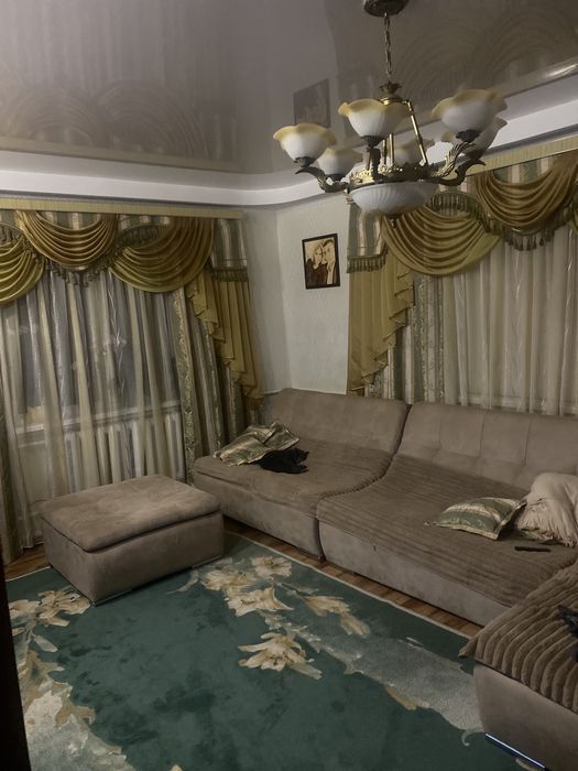 Штори на два вікна . Шість декоративних наволочок.