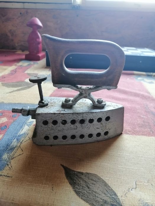 Утюг старинный газовый.