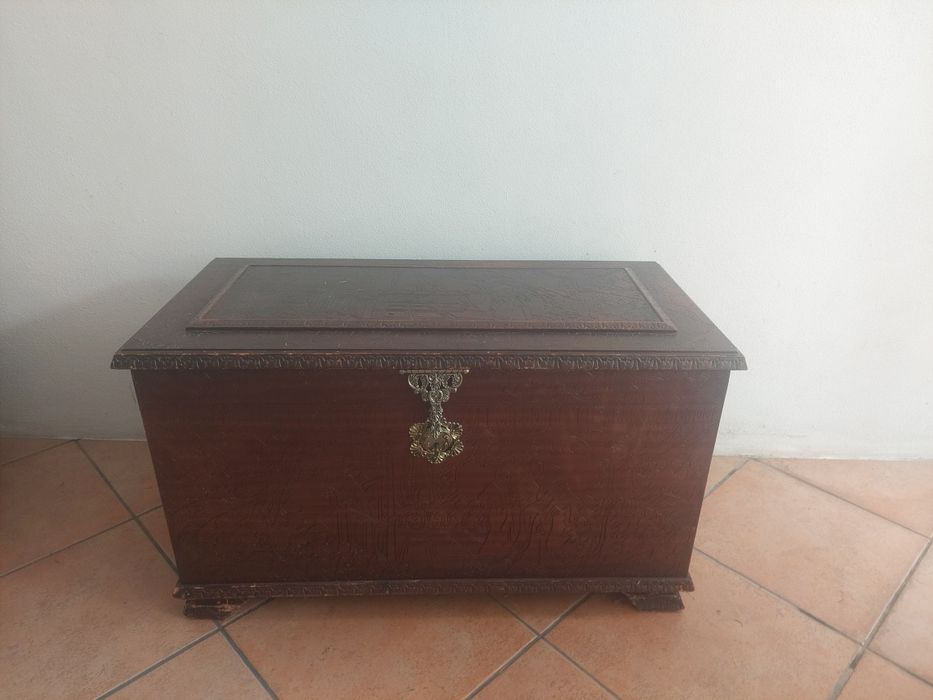 Mala ou Arca teabalhada em cor castanho