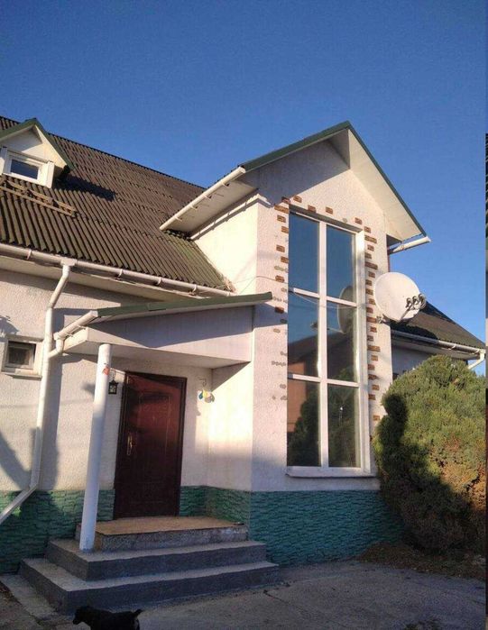 Гарний просторий будинок у передмісті Одеси