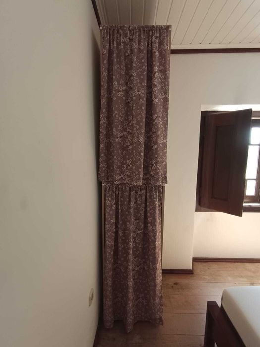 Roupeiro estreito aberto com cortina
