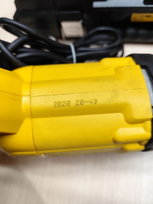 Потужна вживана DeWalt DWE 305 шабельна пила Деволт оригінал