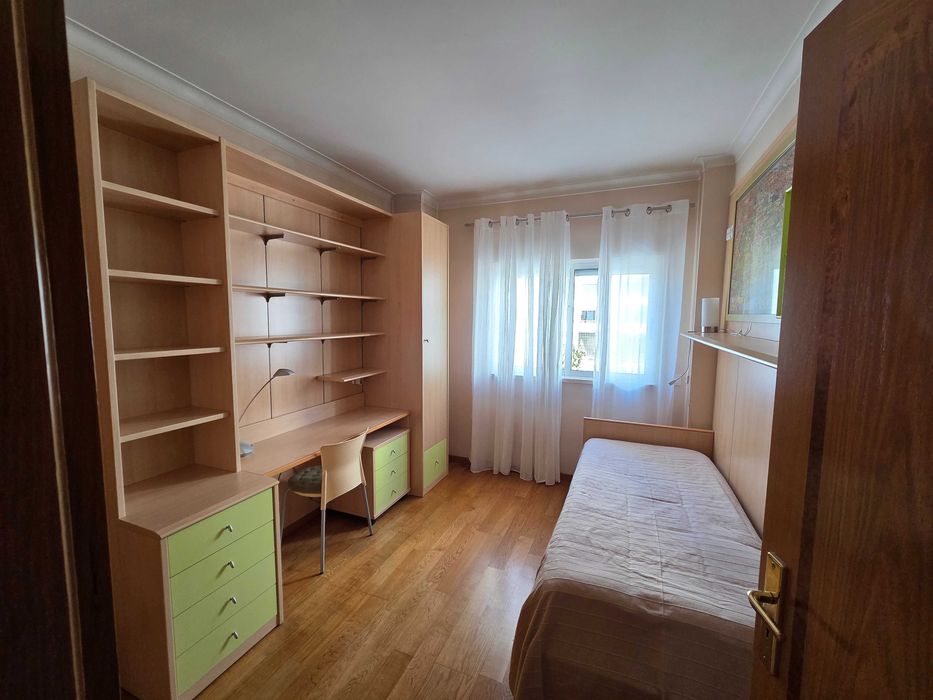 arrenda-se apartamento T2 no vale das flores