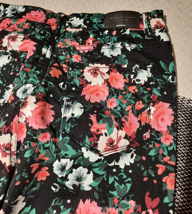 Calças às flores